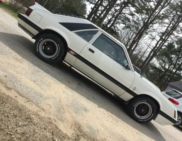 1985 ford mustang gt . 289! white. yes a 289!