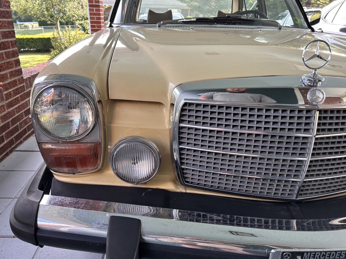 1975 mercedes-benz 280 yellow