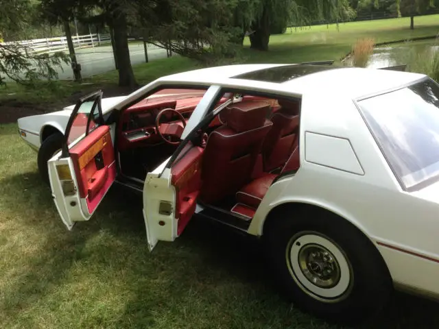aston martin v8 vintage supercar