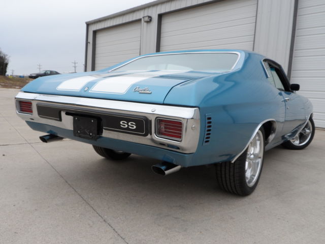 big block 454 with a four speed manual transmission. corvette power disc brakes