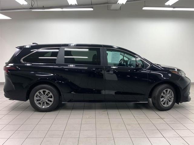 2024 toyota sienna le