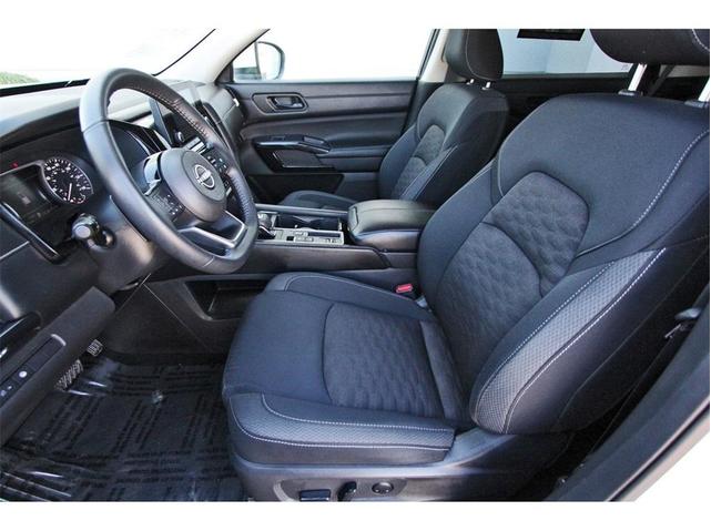2023 nissan pathfinder sv