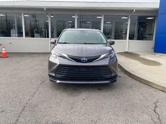 2021 toyota sienna le