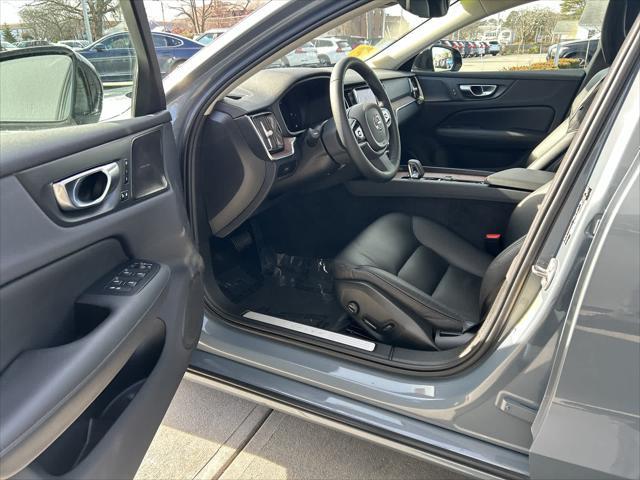 2023 volvo s60 plus dark theme