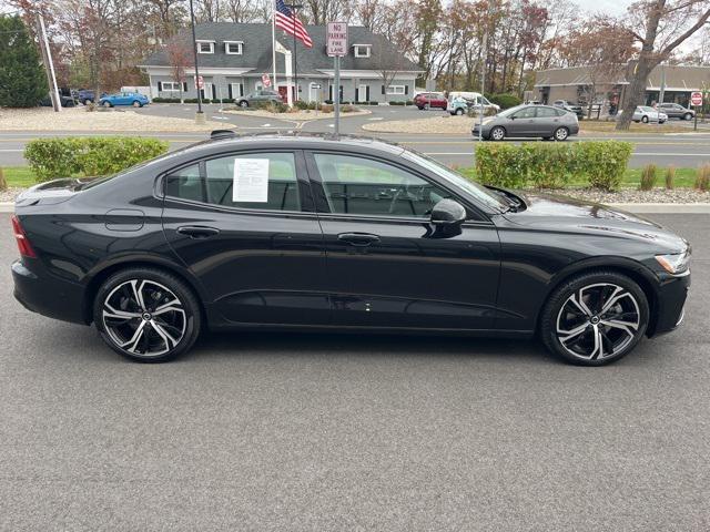 2024 volvo s60 b5 plus dark theme