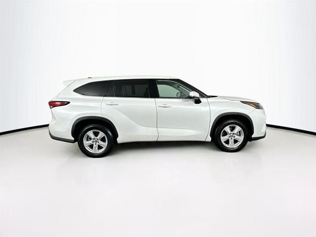 2022 toyota highlander le