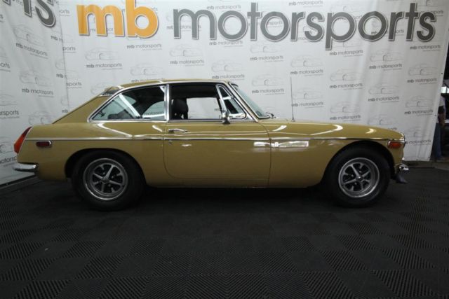 1974 mgbgt looks and runs great!