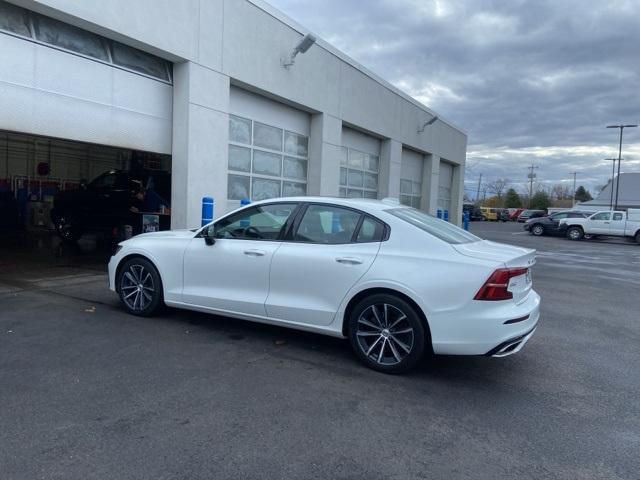 2022 volvo s60 b5 momentum