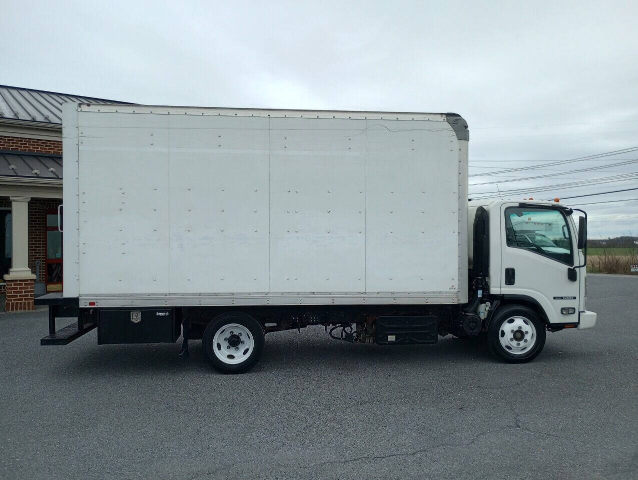 2019 isuzu nrr 4x2 2dr 71.0 in. bbc tilt cab
