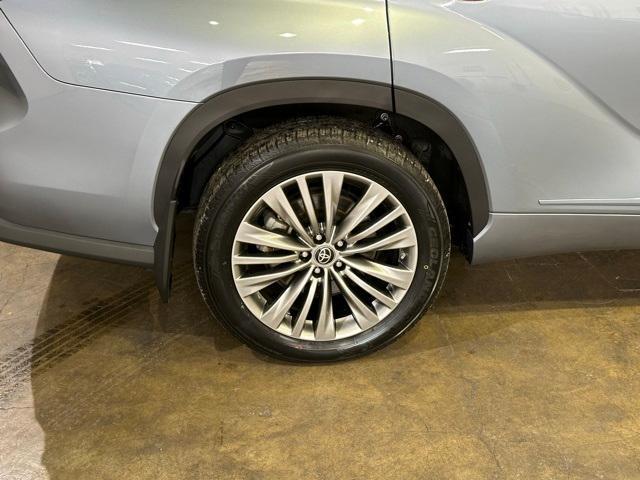 2022 toyota highlander platinum