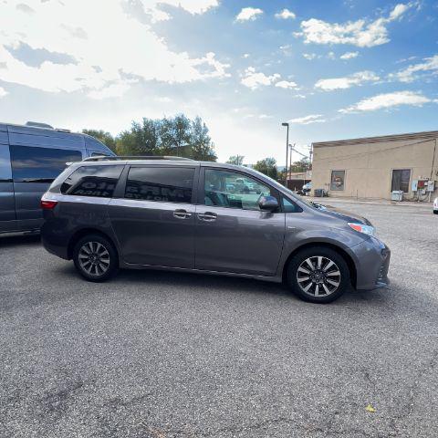 2018 toyota sienna xle