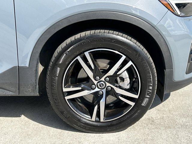 2023 volvo xc40 b5 plus dark theme