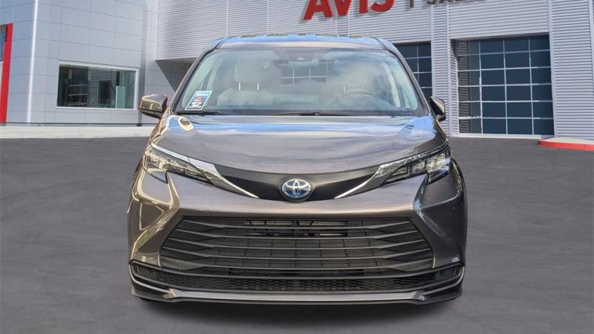 2024 toyota sienna le 8-passenger