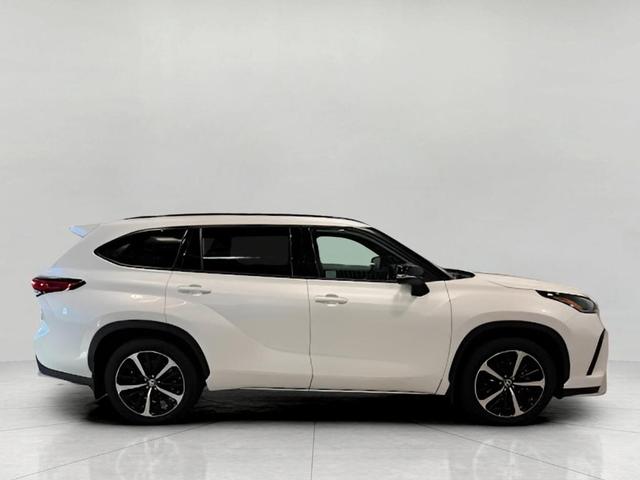 2022 toyota highlander xse