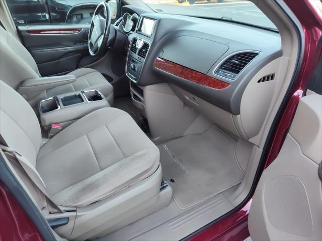 2012 chrysler town & country touring