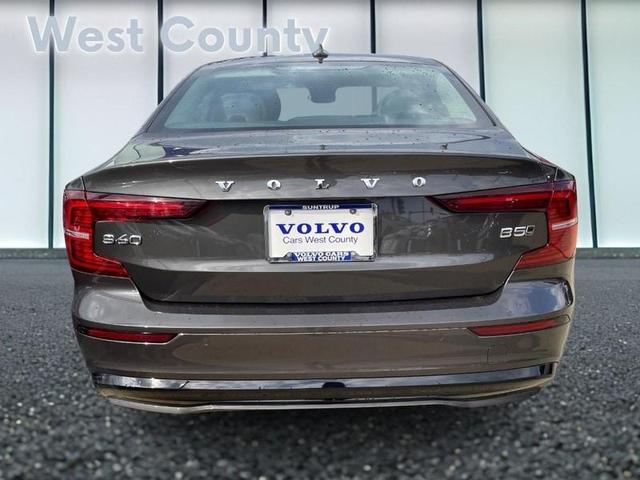 2024 volvo s60 b5 plus dark theme