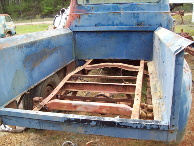 1953 ford f-100 body,clear title,no motor,loads of xtra parts,rolling chassis