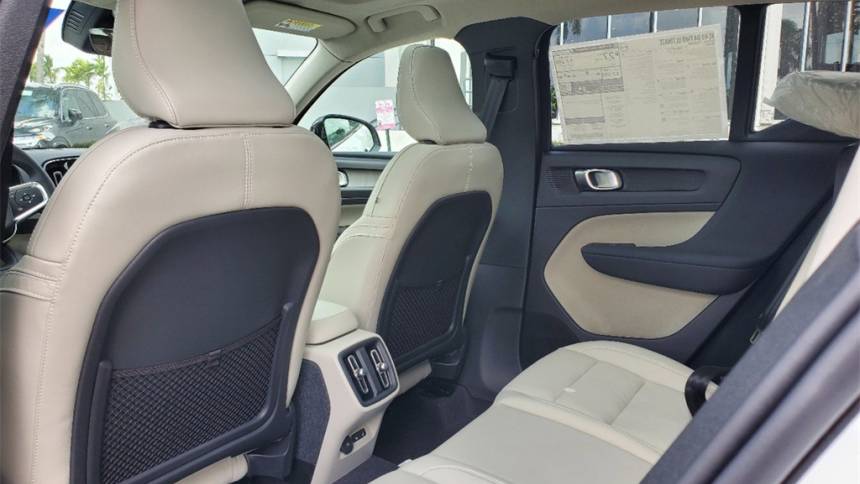 2023 volvo xc40 b4 plus bright theme