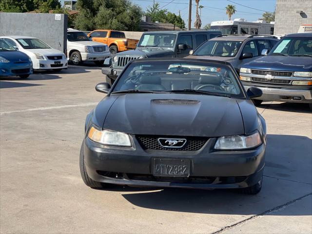 2000 ford mustang base