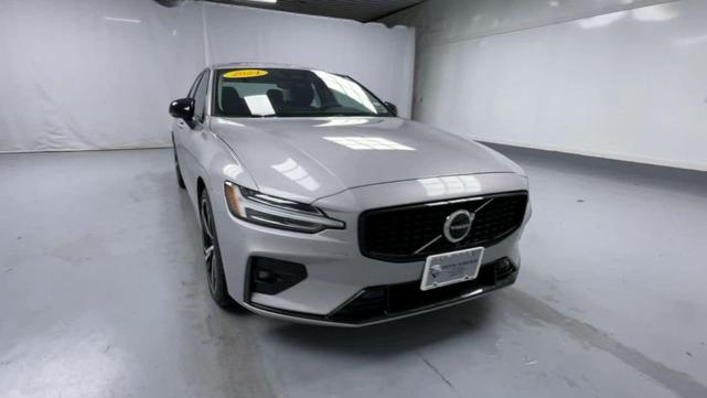 2024 volvo s60 core dark theme