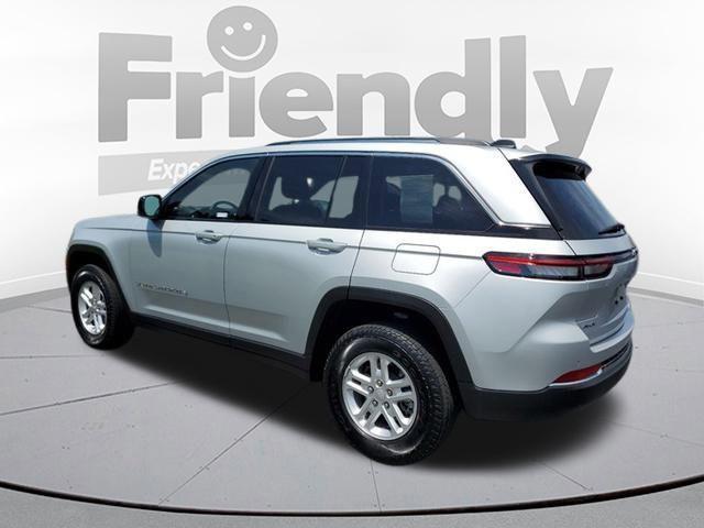 2022 jeep grand cherokee laredo 4x4
