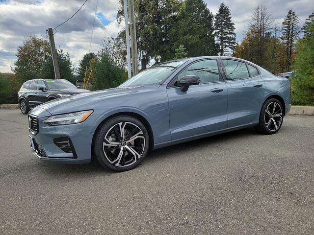 2024 volvo s60 plus dark theme
