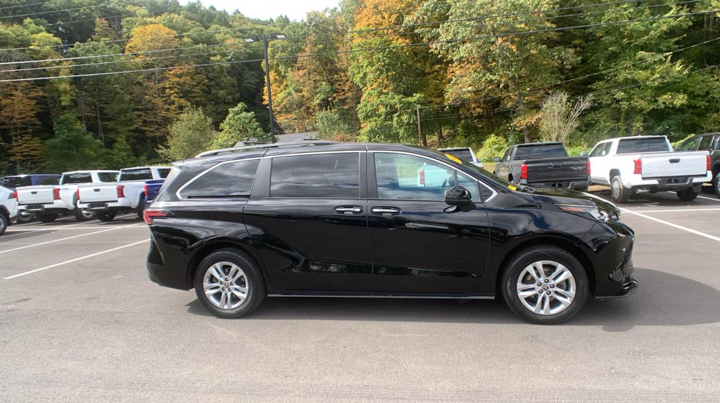 2022 toyota sienna woodland edition