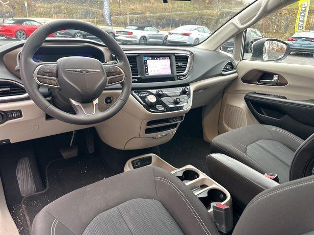2022 chrysler voyager lx