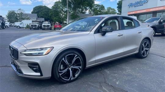 2024 volvo s60 b5 plus dark theme