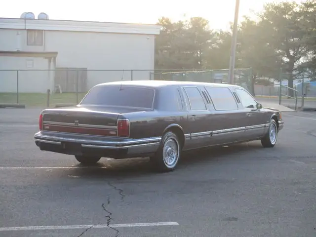 no reserve limo entertainment package garage kept well maintained clean runs