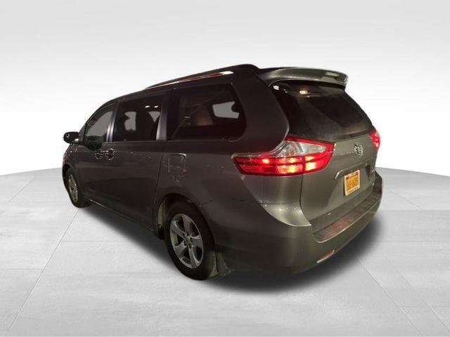 2016 toyota sienna le