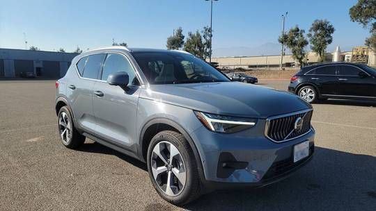 2023 volvo xc40 b5 plus bright theme