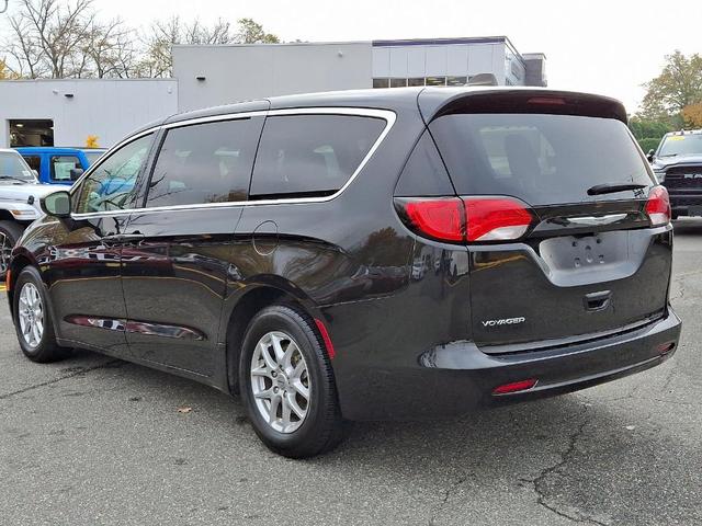 2023 chrysler voyager lx