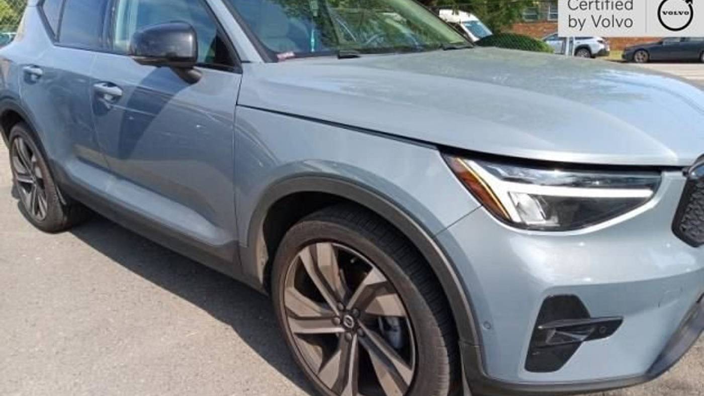 2023 volvo xc40 b5 ultimate dark theme