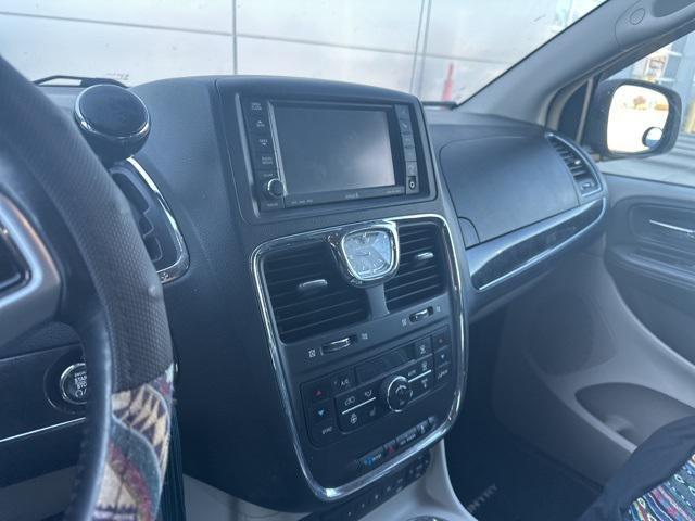 2011 chrysler town & country limited