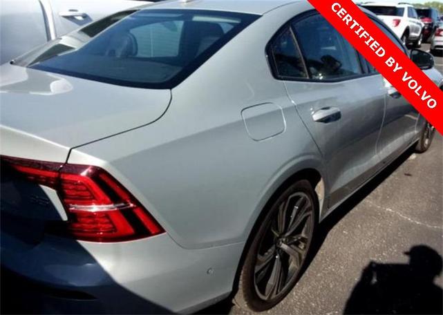 2024 volvo s60 b5 plus dark theme