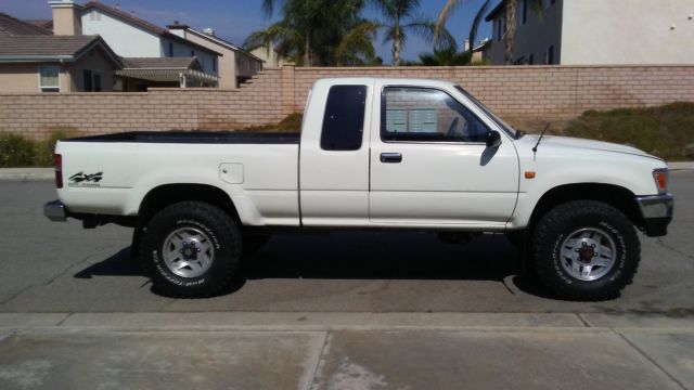1993 toyota pickup dlx 3.0l, 4x4, xtracab, low miles, no accidents, low reserve