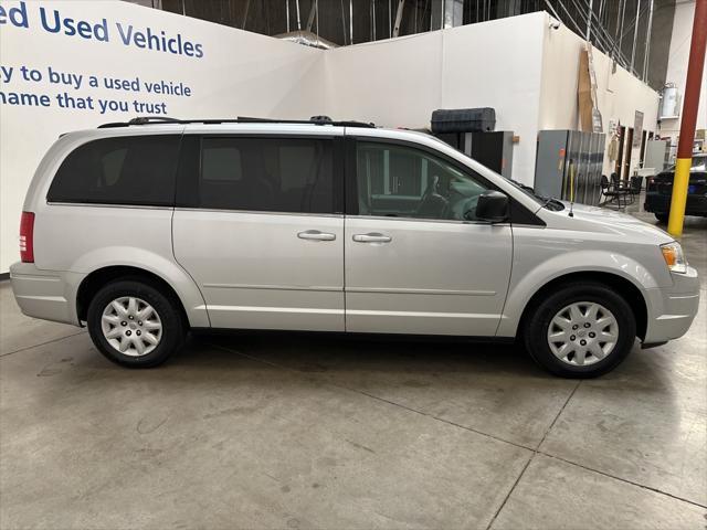 2010 chrysler town & country lx