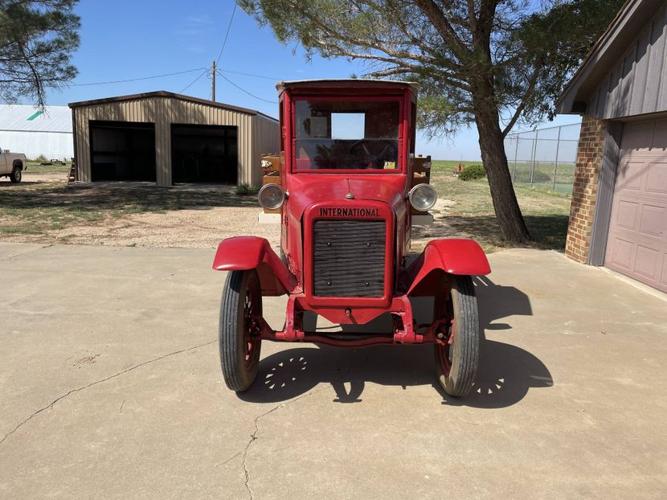 early hauler: 1916 international model k truck in nazareth, texas