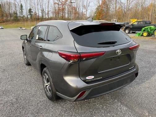 2023 toyota highlander xle in bennington, vermont