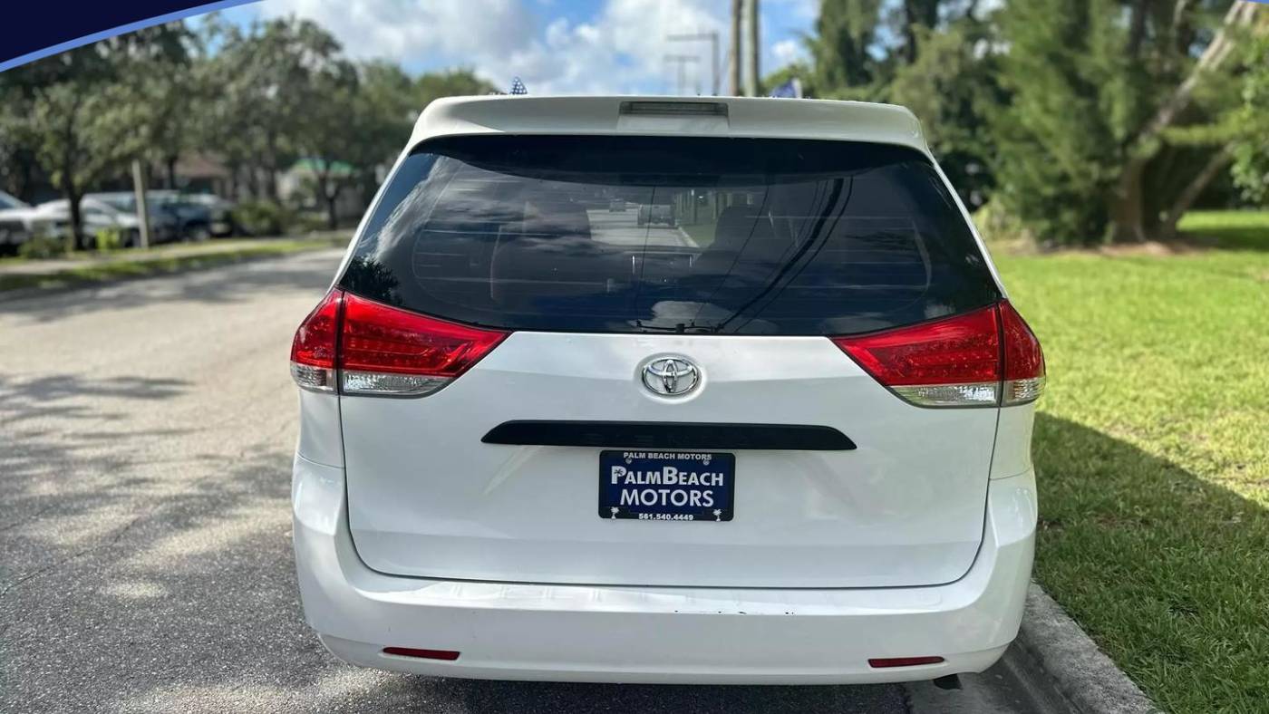 2012 toyota sienna base 7-passenger