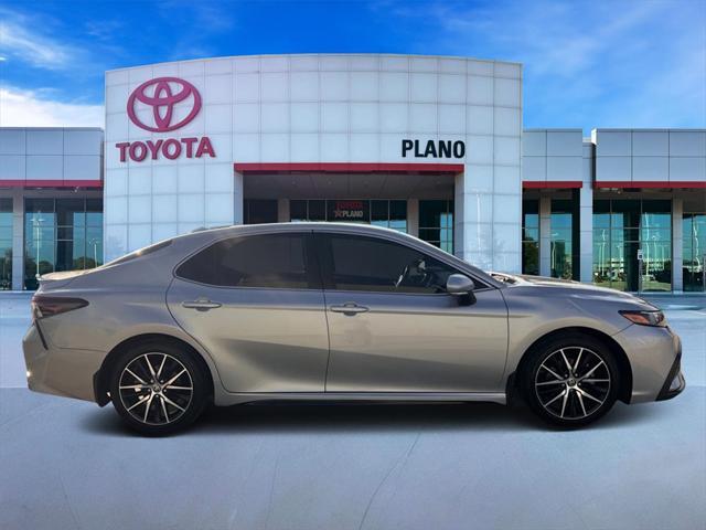 2022 toyota camry se