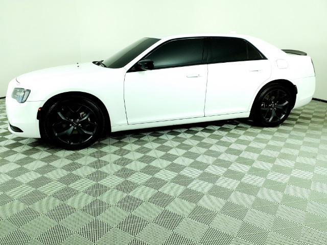 2023 chrysler 300 touring