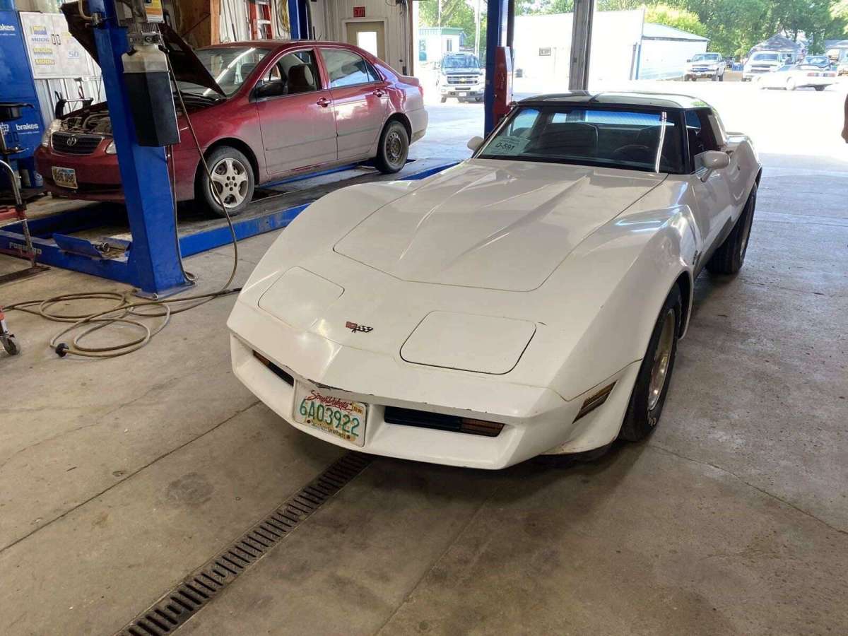 1982 chevrolet corvette 88000 miles white 8 cyl, automatic