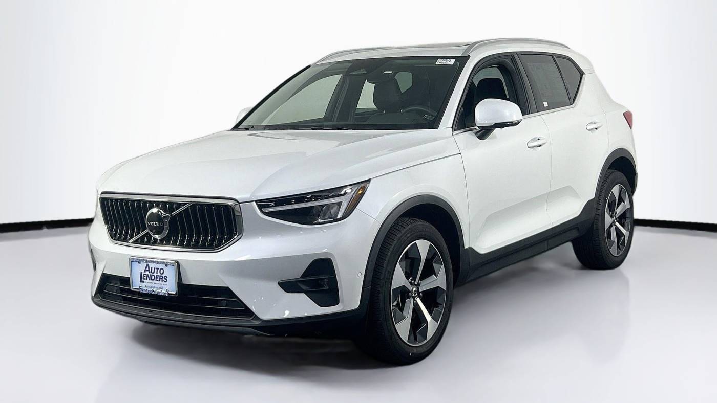 2023 volvo xc40 b5 plus bright theme