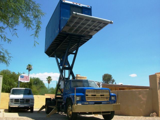 1991 super high lift f700 ford box truck for solar or roofers or ac install