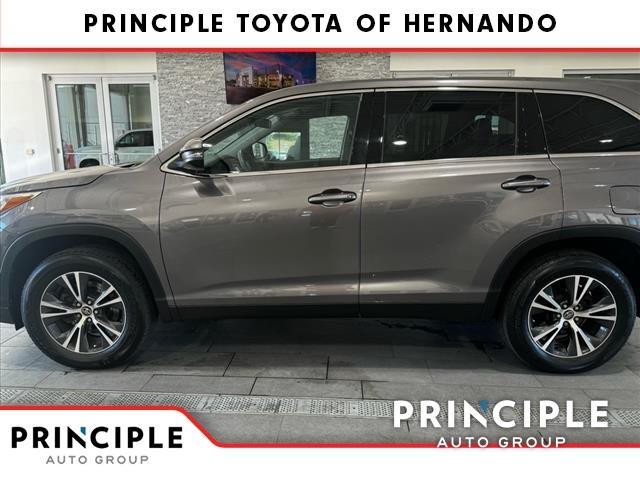 2019 toyota highlander le
