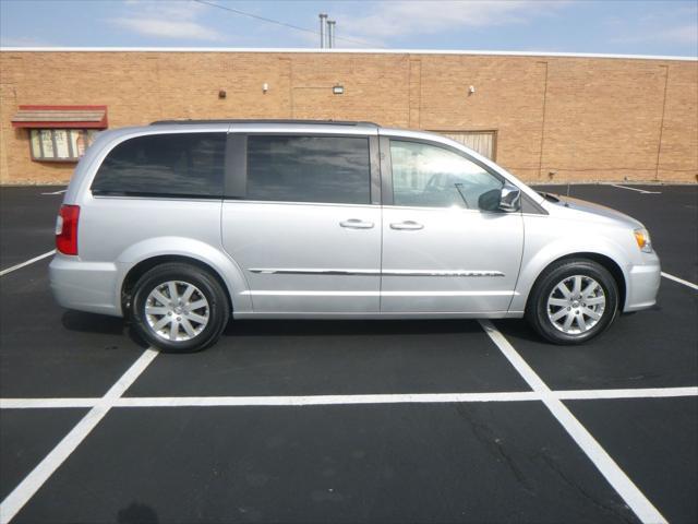 2012 chrysler town & country touring-l