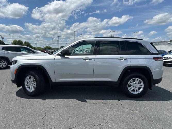 new 2024 jeep grand cherokee laredo 4x4