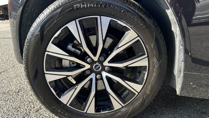 2024 volvo xc60 b5 plus dark theme